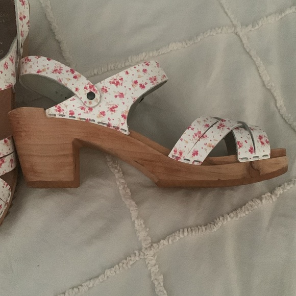 Women’s Clogs - Picture 2 of 5